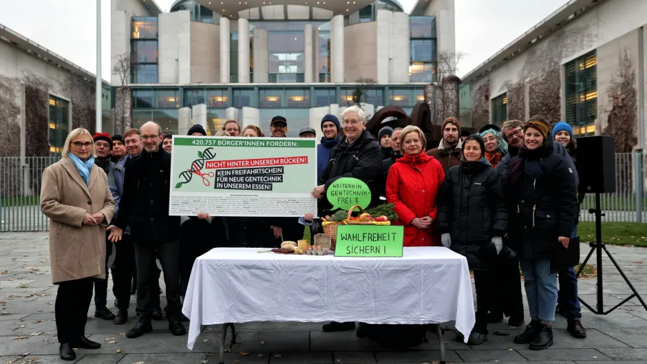 Verbändeprotest gegen Deregulierung neuer Gentechnik vor dem Bundeskanzleramt am 1.12.2022 